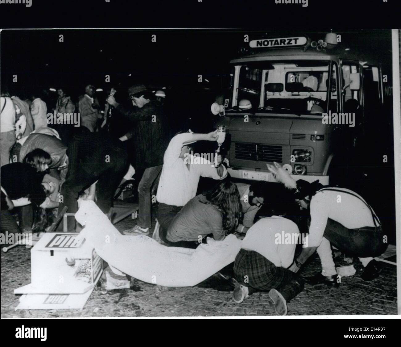 18 avril 2012 - terrible bombe à ''Munich Oktoberfest'' : Un terrible désastre s'est produit à la célèbre Oktoberfest à Munich/Allemagne de l'Ouest dans la soirée du 26 septembre 1980. À propos de 22,30 heures à la sortie principale de la Theresienwiese, où un retard dans l'action, qui a été depositioned dans une corbeille à papier, explosed. Seulement quelques minutes après la terrible catastrophe de tous les pompiers, ambulances, police et également les différents organismes de secours ont été en action Banque D'Images