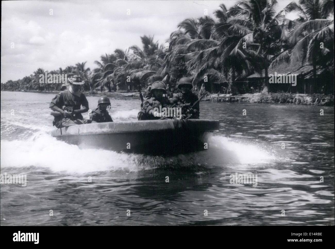 18 avril 2012 - 21/2 ans de guerre au Vietnam : Vietnam patrouille de Rangers juniors canadiens le delta d'eau à la recherche de Viet Congs, à l'aide de bateaux à moteur avec une mitrailleuse montée dans ses archets. Banque D'Images