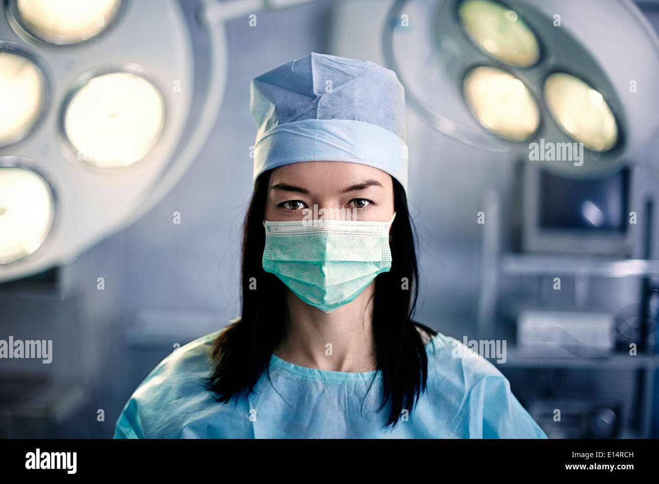 Caucasian surgeon wearing mask in operating room Banque D'Images