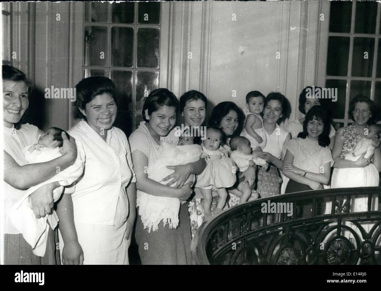 Avril 18, 2012 - La Maison pour mères célibataires à Buenos Aires, Argentine : les jeunes mères ont demandé ici comment prendre soin de leur bébé, et sont aidés à trouver un emploi dans des positions où ils peuvent mettre leurs bébés avec elles. Banque D'Images