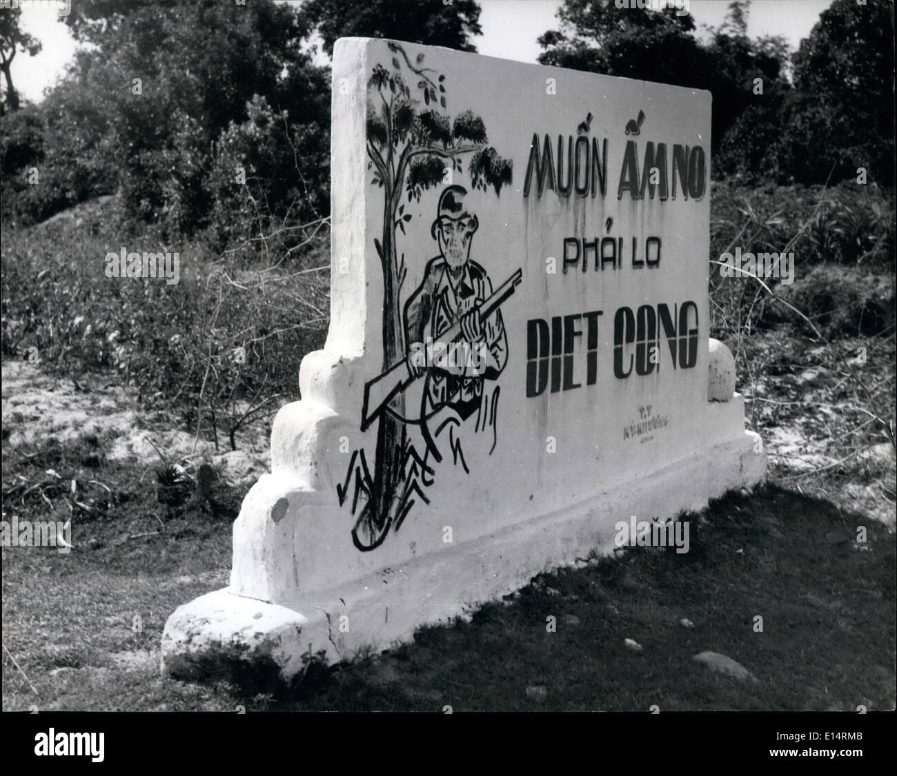 18 avril 2012 - Vietnam : l'affiche de la route vietnamien exhorte à rejoindre l'armée et combattre la menace communiste du Nord. (Cre Banque D'Images