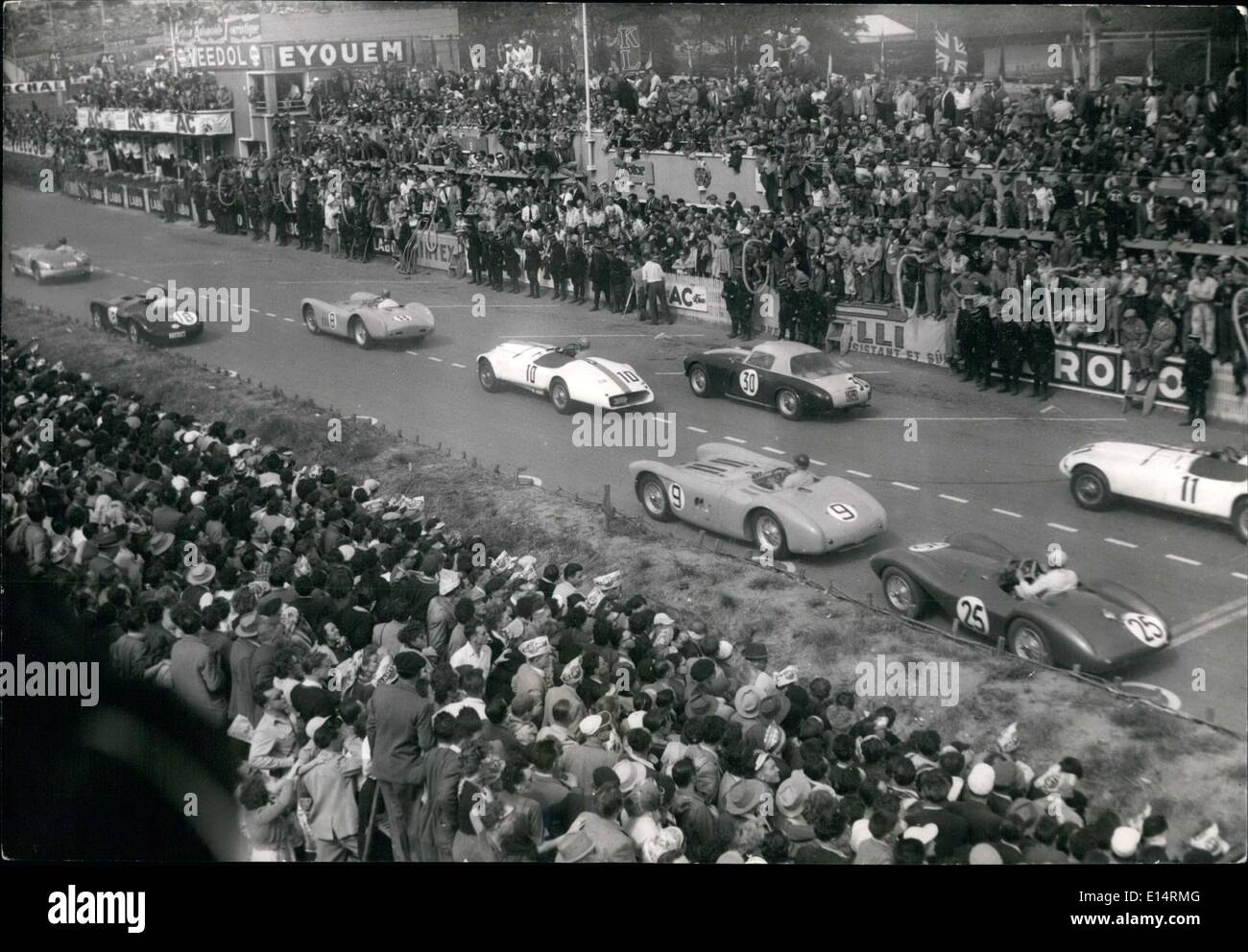 Avril 18, 2012 - La voiture gagne 24 Heures du Mans : les voitures de course de vitesse dans le carburant. La voiture gagnante (Jaguar No 18) est vu dans l'arrière-plan. Banque D'Images