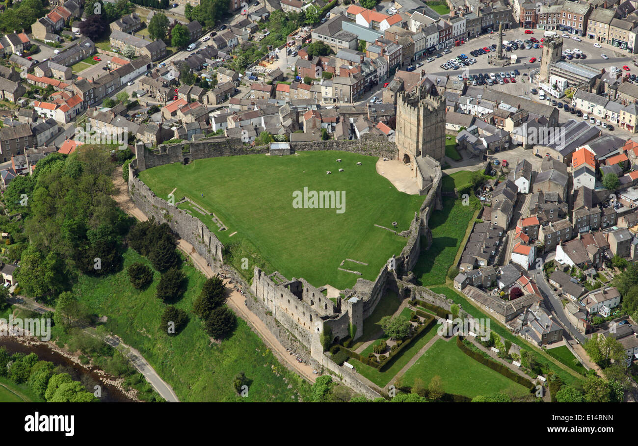 Vue aérienne de la ville de North Yorkshire Richmond avec ses rues pavées en pente de la place du marché et château célèbre Banque D'Images