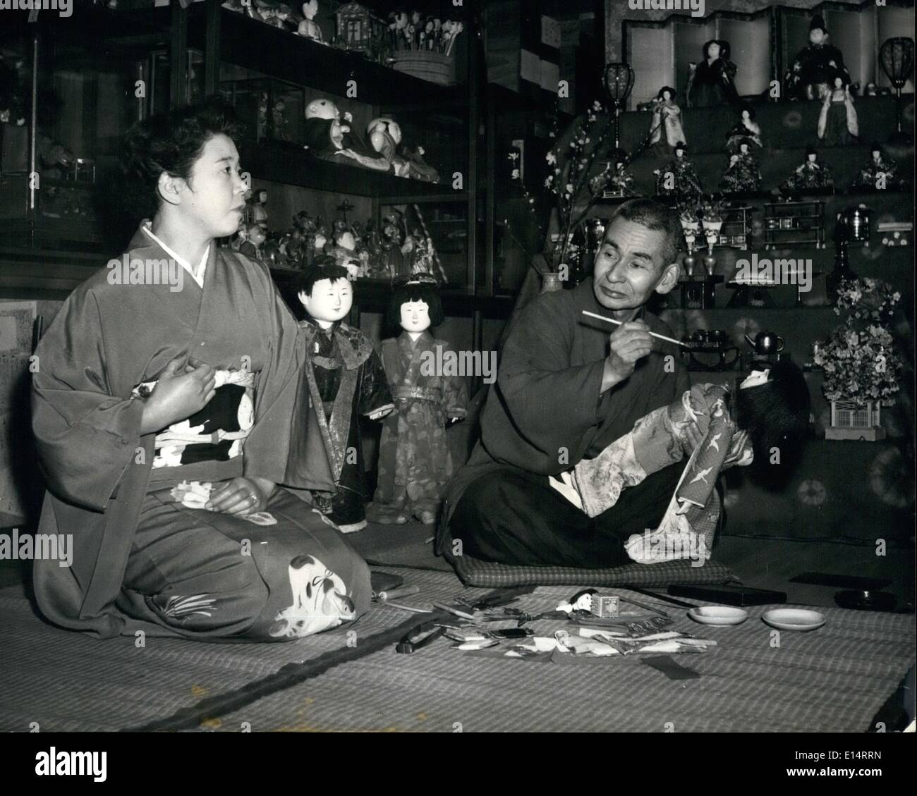 Avril 18, 2012 - Il a commencé à faire des poupées pour le plaisir ; il a maintenant 5 000 d'entre eux : il y a de nombreuses années Monsieur Nishizawa, un Toryo artiste, fait et conçu quelques poupées à donner comme cadeaux d'amis. Il était fasciné par le travail, et a décidé de faire une collecte pour lui-même, et d'habiller les poupées en vêtements portés par le peuple japonais à différentes époques au cours des 000 dernières années. Il effectue tous les robes lui-même, et sa fille Kazue agit comme un modèle. À l'heure actuelle, monsieur Banque D'Images