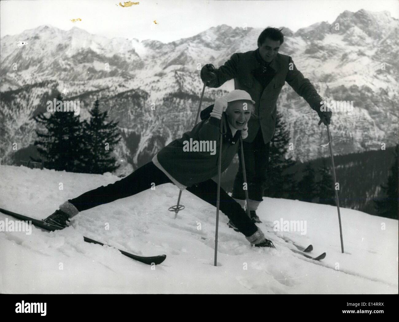 18 avril 2012 - Steve Cochran et Sabrina essayer leurs skis. Il est caustious, elle est ambitieux - un peu trop ambitieux. Banque D'Images