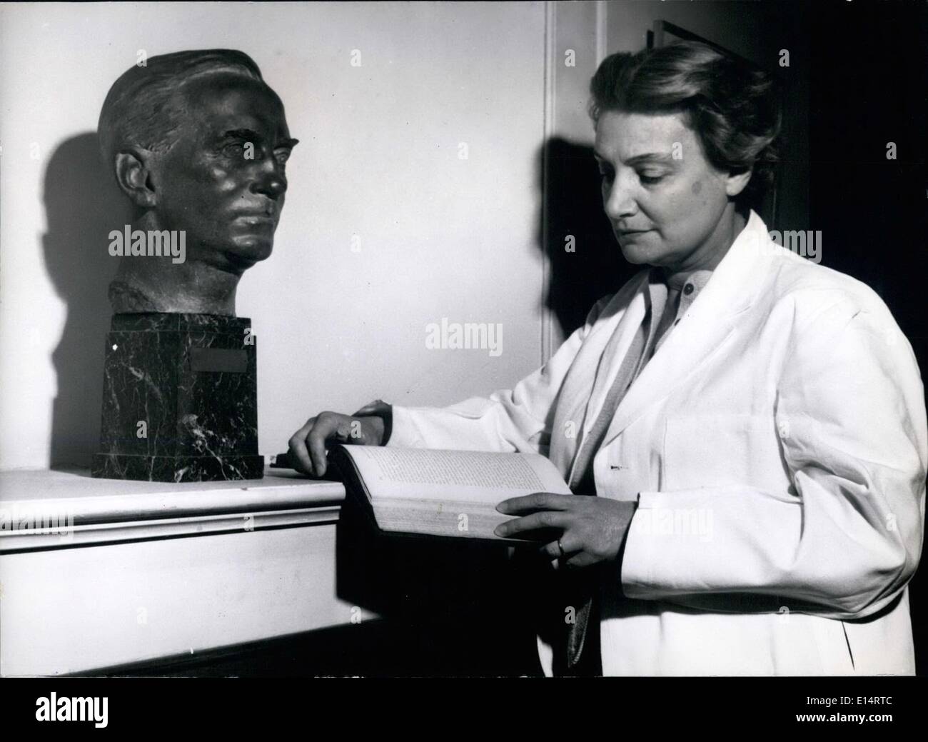 18 avril 2012 - Lady Fleming réalise son Œuvre avec le Lady Fleming par un buste de Sir Alexander Fleming par E.R. Bevan, artiste de Chelsea et ami de Sir Alexander, qui est conservé dans la bibliothèque de l'Institut Wright-Fleming. Banque D'Images