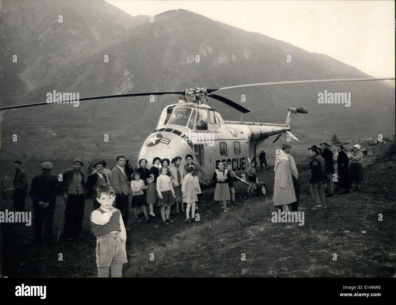 Avril 18, 2012 - Après 5 jours de recherches d'un avion américain a vu un tas de rubblish du Dakota américain disparu dimanche après-midi au cours de Rome à Francoforte wit h5 les hommes de l'equipage et 16 soldats américains qui doivent retourner dans leur commande en Allemagne. Dakota américain est falled près de Sabbione Hill et près de bouche Hill. L'avion après l'recoonnoiting, pour une moyenne a été obligé de faire une descente forcée près de Entracque. Photo montre l'avion américain après la descente forcée près de Entracque. Banque D'Images
