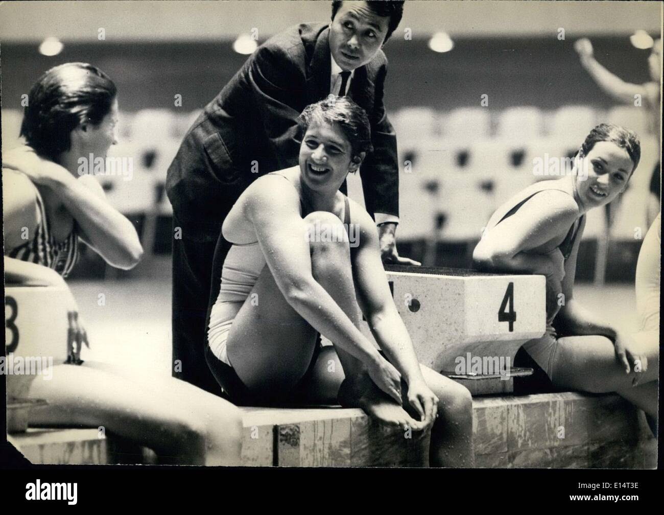 18 avril 2012 - Jeux Olympiques de Tokyo : Dawn Fraser, discute avec l'un de ses coéquipiers à la piscine olympique. Le nageur australien ressemble Banque D'Images