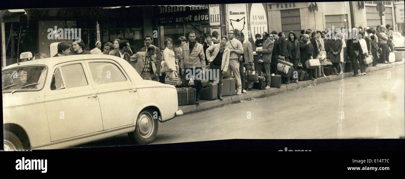 18 avril 2012 - de retour de vacances longue ligne- une station de taxi à Paris PR Banque D'Images