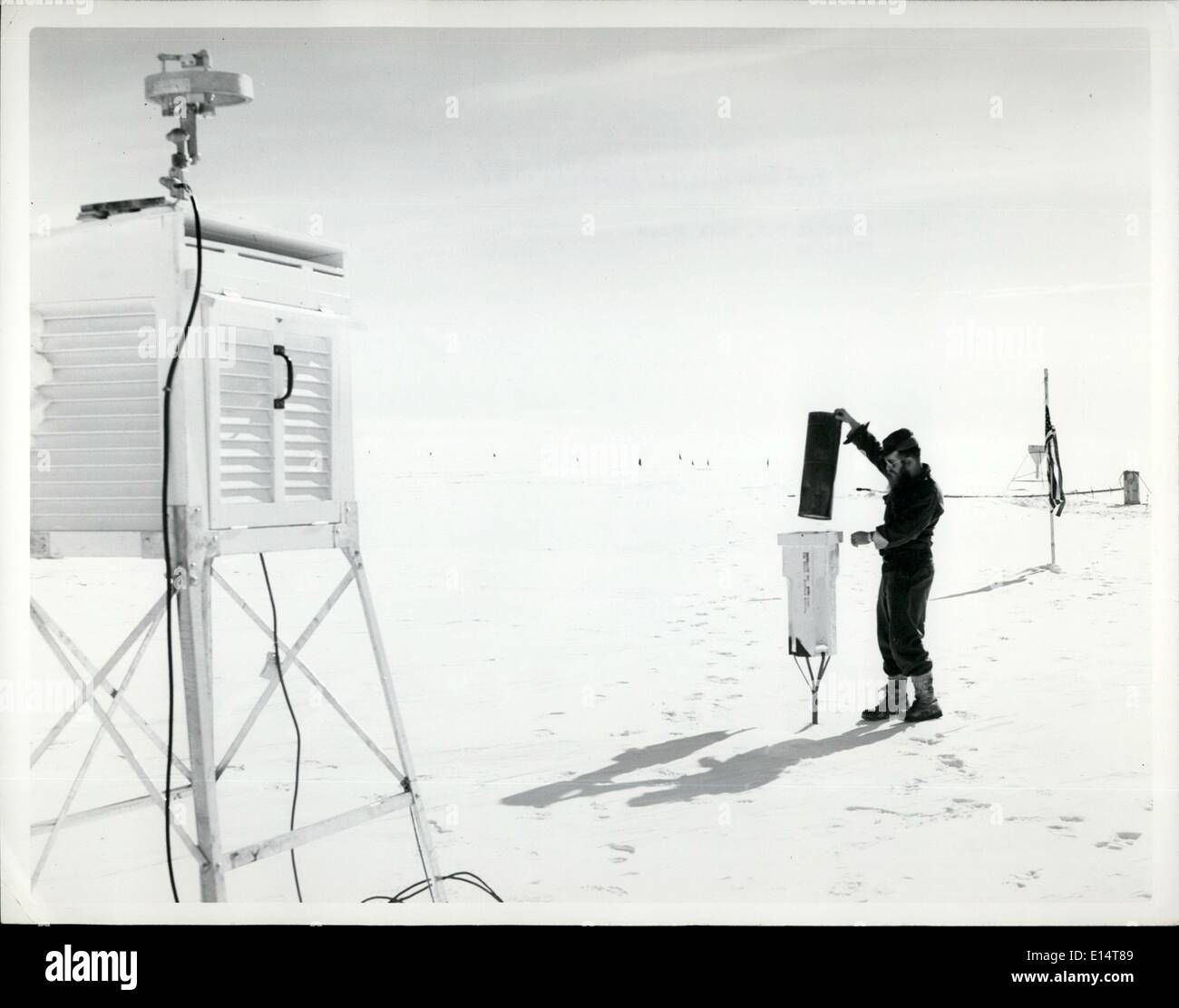 Avril 18, 2012 - L'opération Deep Freeze .  : Un civil d'observateur météorologique est montré l'utilisation d'un piège à neige à la station de Byrd en Antarctique. Il est l'un des techniciens américains travaillant avec des groupes d'étude de l'Année géophysique internationale. Le personnel de la marine américaine sont à l'appui de ces activités. Banque D'Images