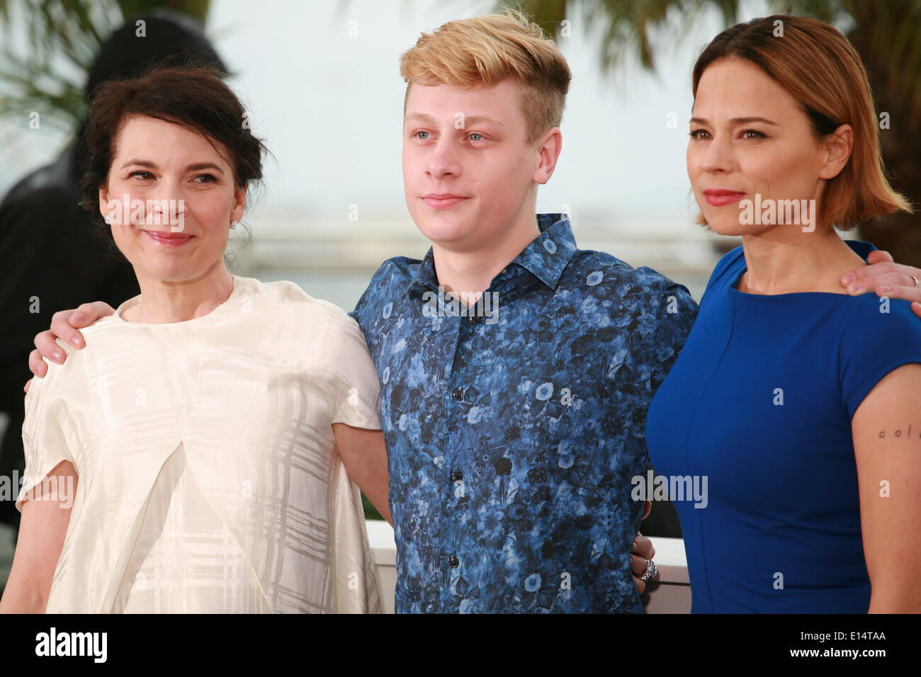 Cannes, France. 22 mai, 2014. Anne Dorval, Antoine-Olivier Pilon et Suzanne ClŽment, à l'appel de la photo pour le film Maman à la 67e Festival de Cannes, jeudi 22 mai 2014, Cannes, France. Credit : Doreen Kennedy/Alamy Live News Banque D'Images