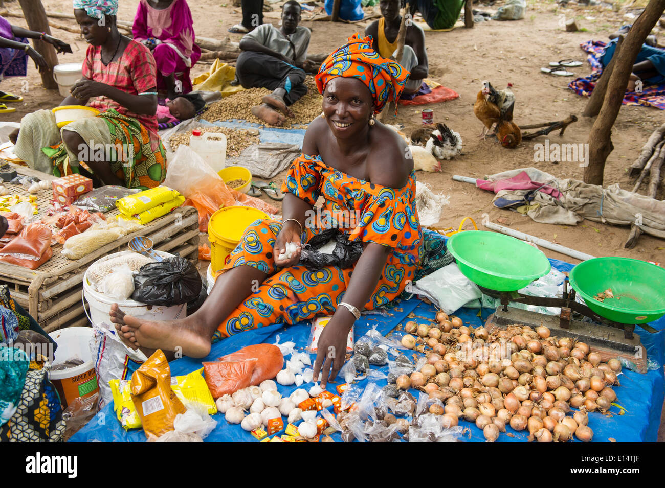 Femme vente de produits sur le marché, la Gambie Banque D'Images