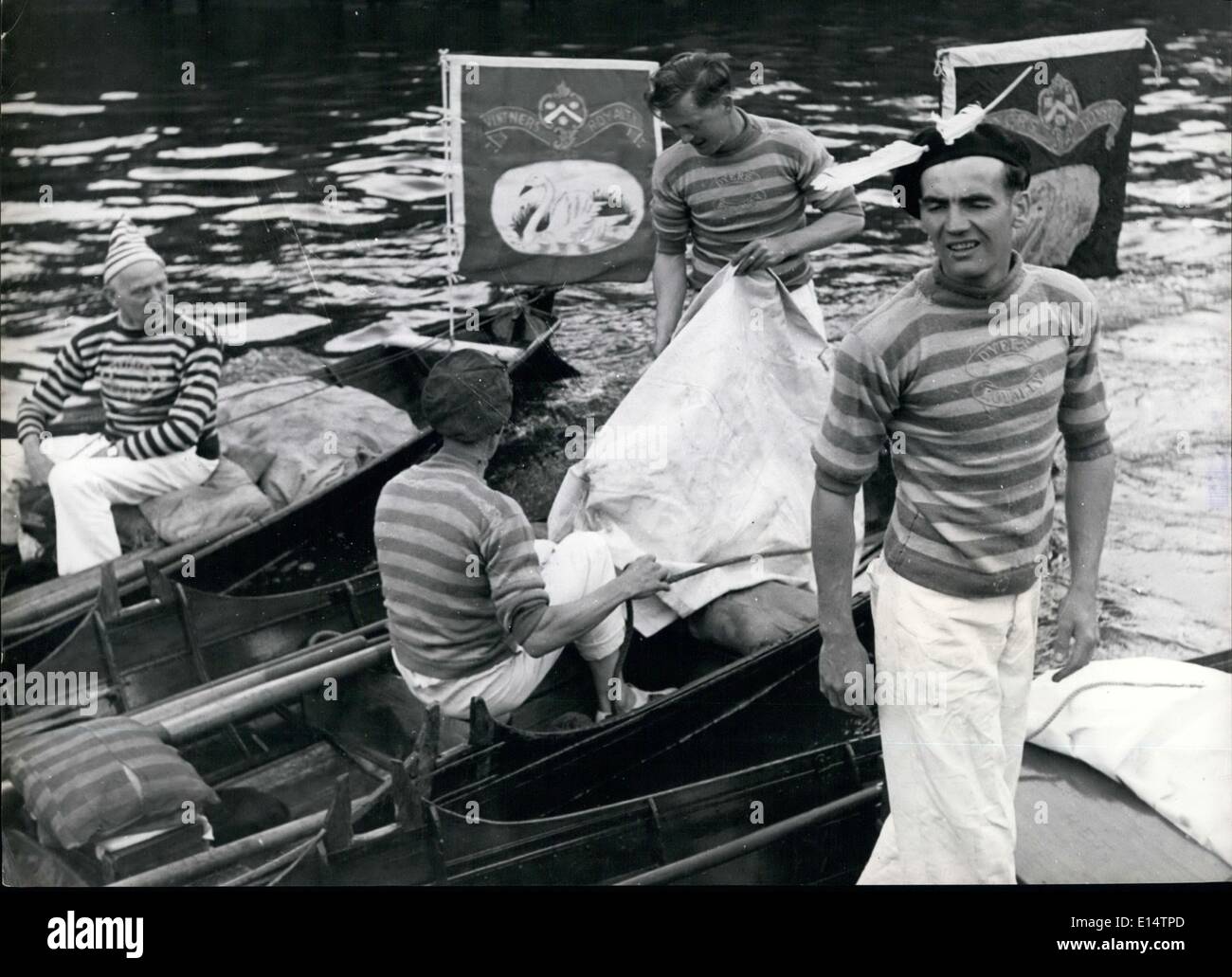 18 avril 2012 - L'rameurs de la Vintners et teinturiers Company portent l'jersies à rayures traditionnelles pour la cérémonie de lever de Swan. L'usure des plumes de cygne dans leur casquette. Banque D'Images