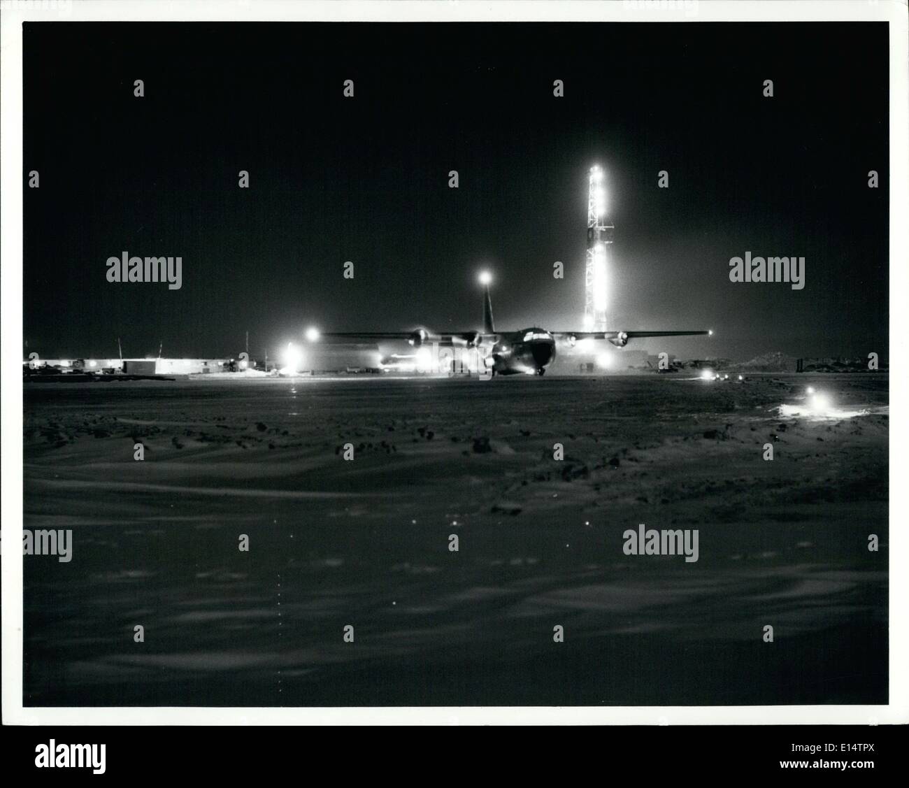 18 avril 2012 - Mettre River Camp 1, versant nord, l'Alaska. Hercules le déchargement sur la piste, avec en arrière-plan de forage les récits de levage et dispositions, ces travaux d'avions trouvé le réveil de Fairbanks, à 300 milles de l'autre côté de la chaîne de montagnes Brooks infranchissable. Banque D'Images