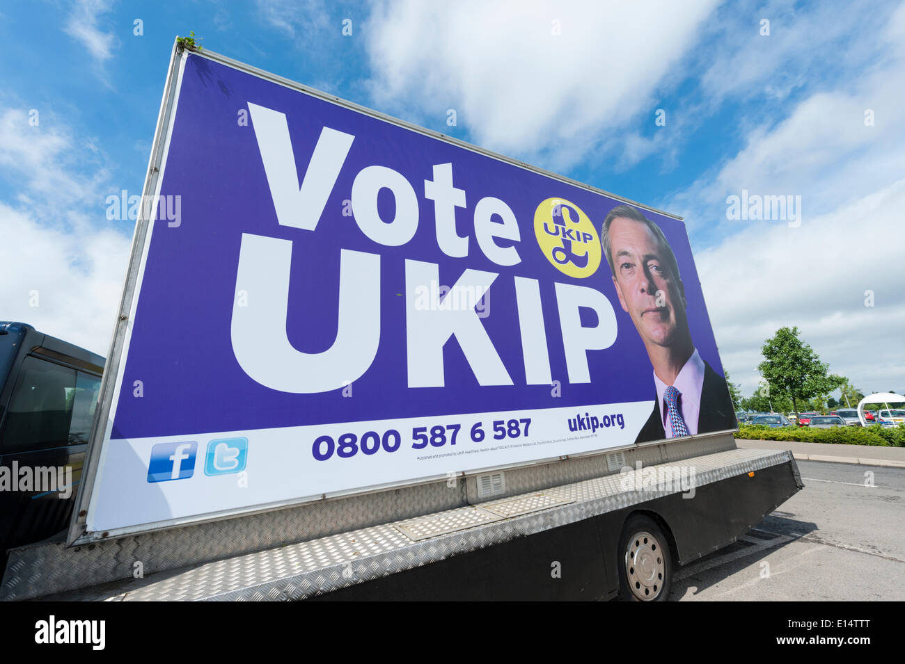 Ramsey, Cambridgeshire UK 22 mai 2014. Une partie de l'UKIP van affichant des panneaux publicitaires de la campagne électorale est stationné dans la ville de Fenland Ramsey dans le Cambridgeshire. Le véhicule était garé dans une place à côté d'un supermarché Tesco et une route principale dans la ville. Ramsey a été l'un des premiers conseils locaux d'être gagnés par l'UKIP en 2011. Personnes à travers le Royaume-Uni sont aujourd'hui de voter pour les élections locales et européennes. Julian crédit Eales/Alamy Live News Banque D'Images