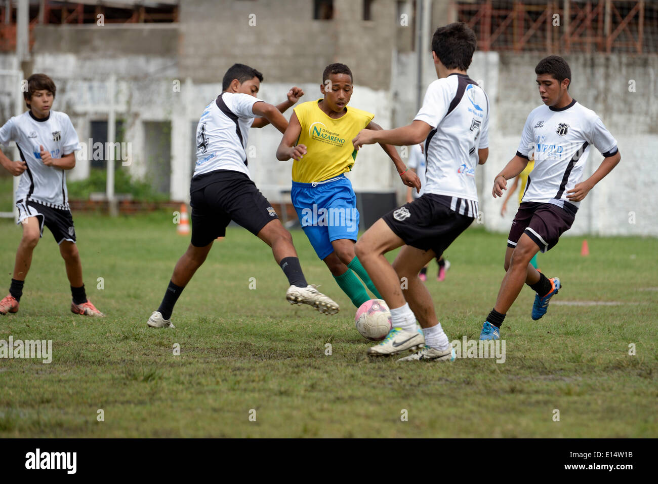 Les enfants de la rue jouant un match de football amical contre une équipe de jeunes, la préparation de la Coupe du Monde 2014 Les enfants de la rue Banque D'Images