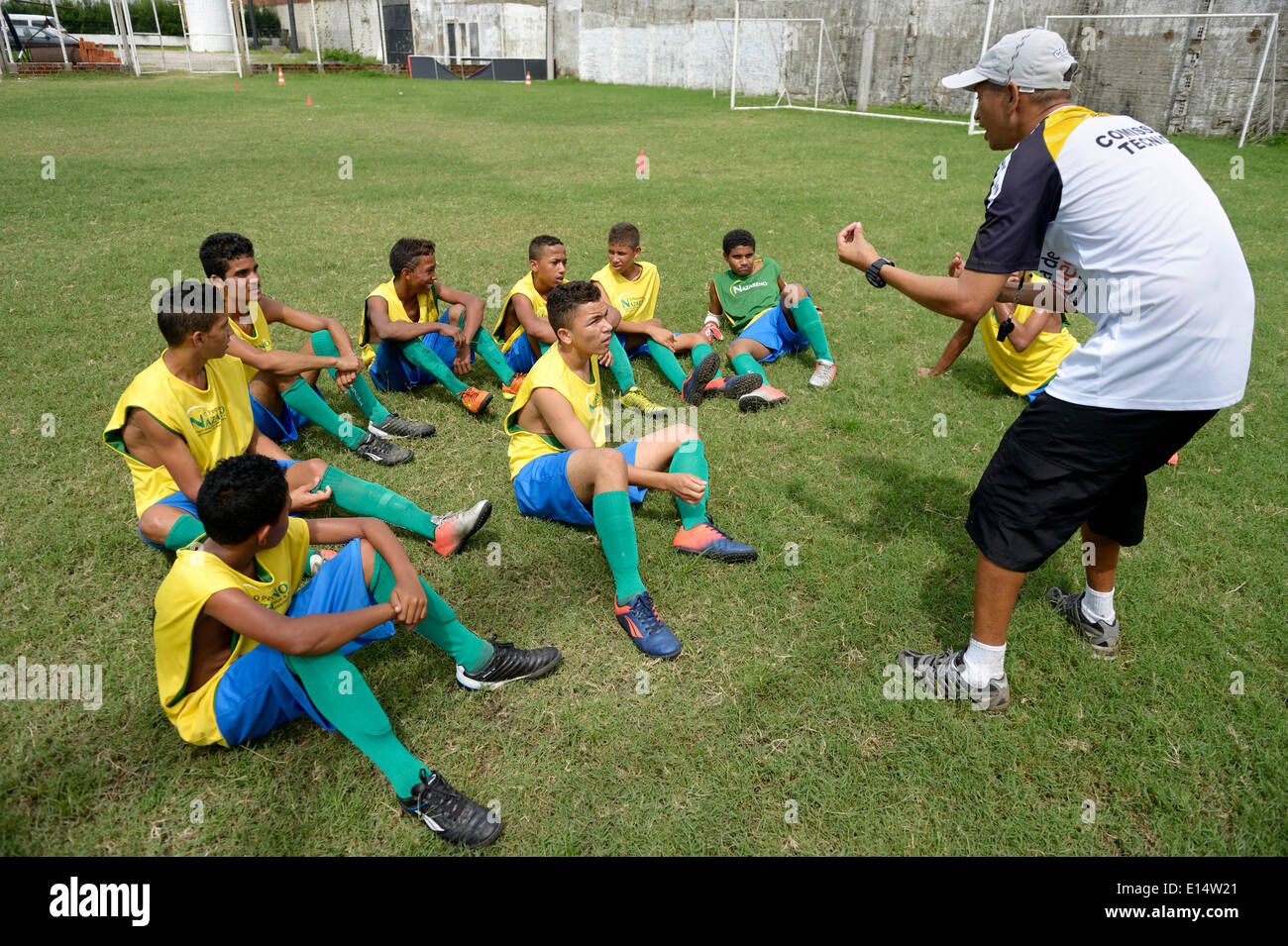 Donner l'entraîneur de jeunes joueurs d'instructions techniques, préparation pour les enfants de la rue Coupe du Monde 2014, Fortaleza, Ceará, Brésil Banque D'Images