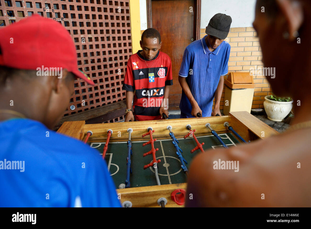 Jeunes garçons jouent au baby-foot, Sao Martinho projet social pour les enfants des rues, de Lapa, Rio de Janeiro Banque D'Images
