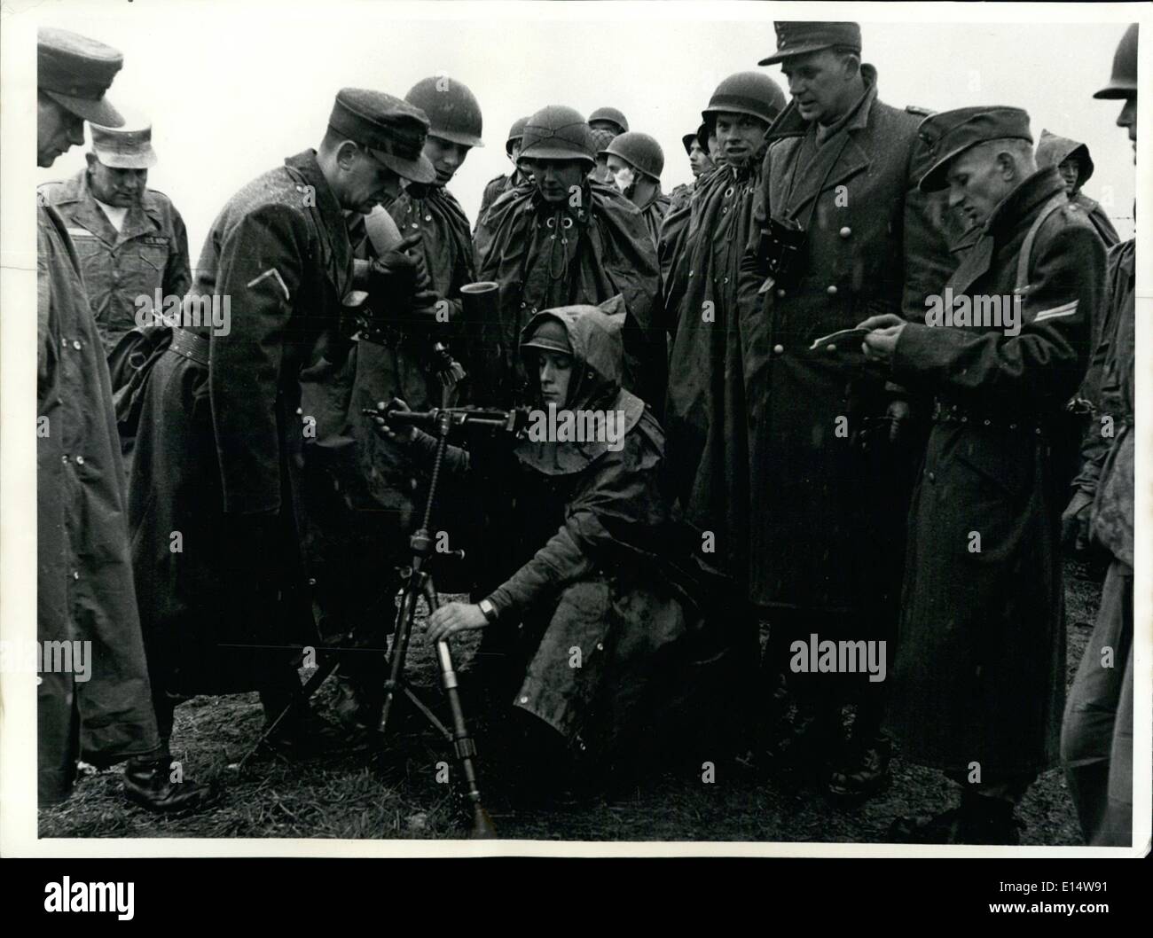 18 avril 2012 - avant la fin de l'instruction militaire des soldats allemands sont tirées de remettre les armes modernes - nous aime bazookas et shell. Banque D'Images
