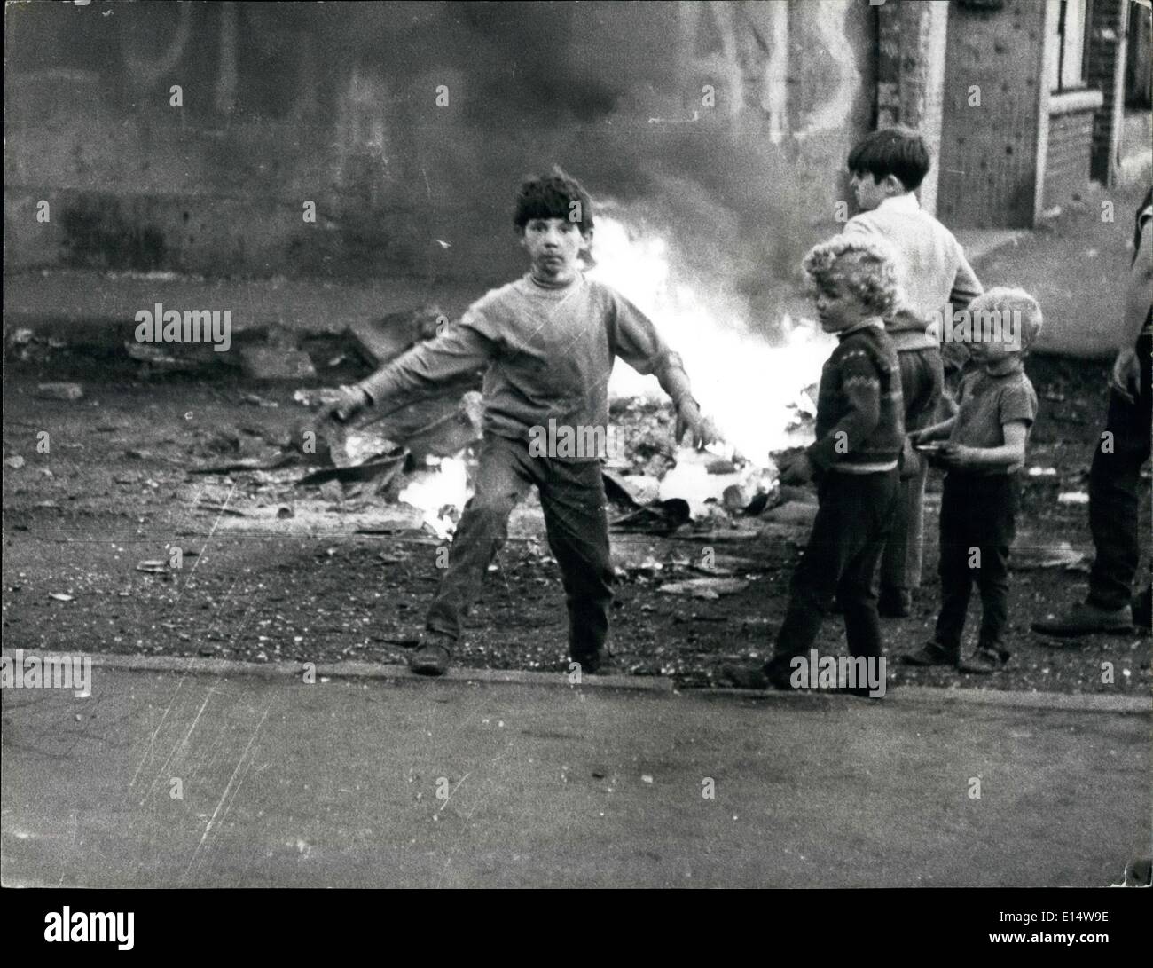 18 avril 2012 - Enfants en Guerre : Fulvio Grimaldi études des enfants dans l'Irlande du Nord d'aujourd'hui démontrer graphiquement Banque D'Images