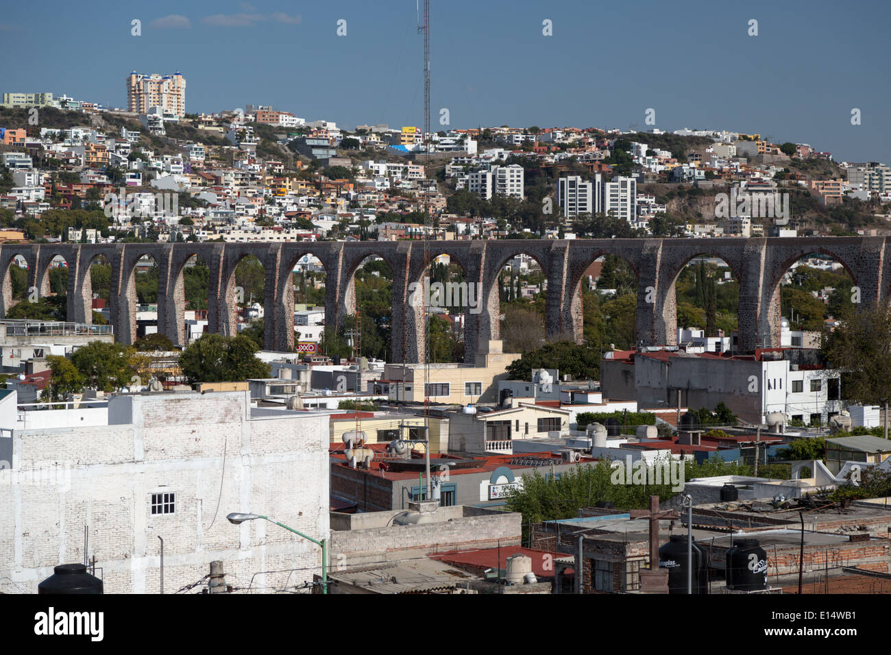 Aqueduc de l'eau, s'étendant 4200 pieds, à travers la ville coloniale espagnole de Santiago de Queretaro, Queretaro, Mexique Banque D'Images