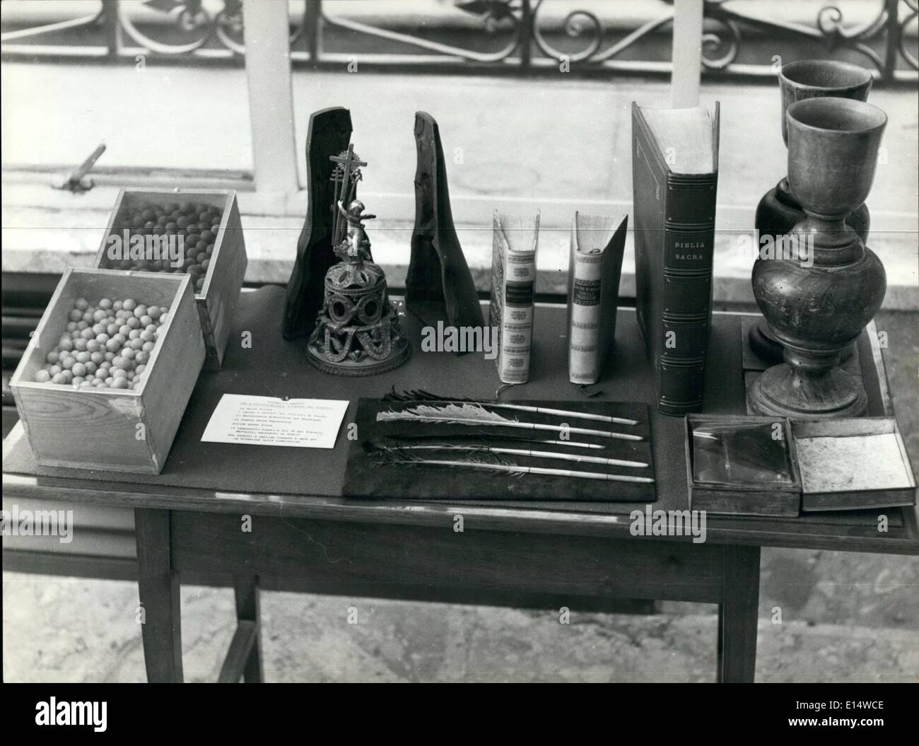 18 avril 2012 - Volumes (une Bible) et les objets qui ont été utilisés pendant le Concile Œcuménique Vatican I. Veuillez noter : les petites boules noir et blanc, les stylos-plume, le Pape Pie IX de Bell. Banque D'Images