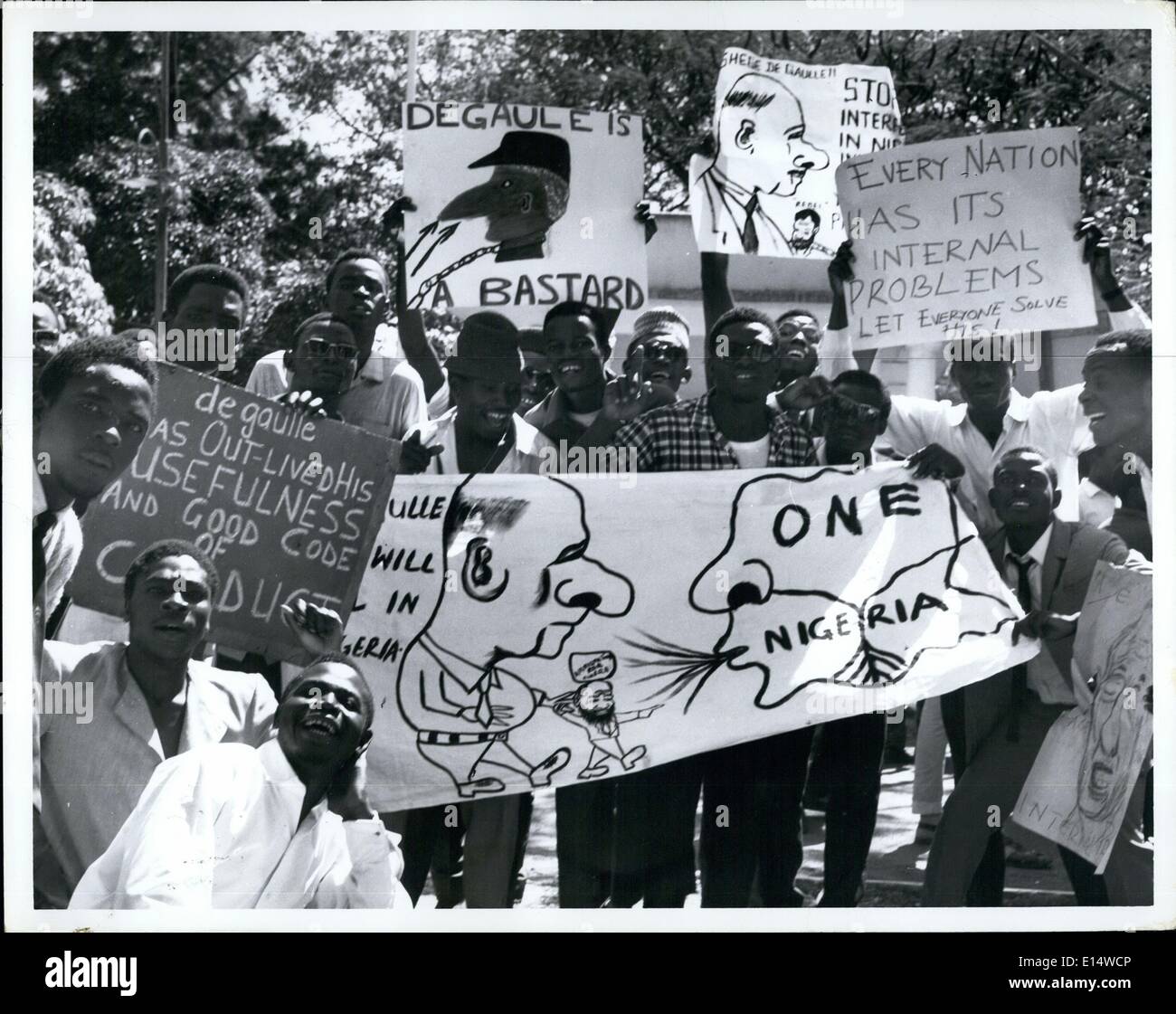18 avril 2012 - Protestation des étudiants nigérians soutien français du Biafra : Il y a eu une manifestation d'étudiants dans toutes les grandes villes du Nigeria, contre l'ingérence française dans la lutte sécessionniste. Dans un mémorandum qui sera soumis à l'Migerian fédéral chef de l'Etat, le Général Yakubu Gowon, ils ont déclaré que les Français ont intensifié leurs fournitures d'armes et de mercenaires lorsque le régime du Biafra était sur le point de s'effondrer, ils ont demandé la rupture des relations diplomatiques et la nationalisation des propriétés françaises. Sur Wanze les fenêtres de la propriété française C.F.AO entreprise ont été cassées. Banque D'Images