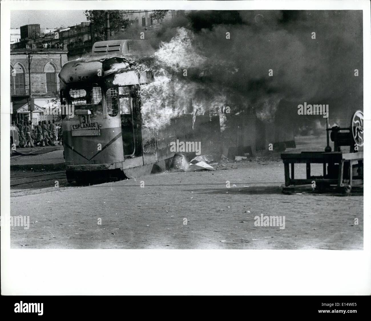 18 avril 2012 - Calcutta Violence : une nouvelle vague de violences collectives et des émeutes a été balayant Calcutta depuis le 18 décembre (1967). C'est la deuxième perturbation dans la ville et d'autres parties de l'Inde de l'est l'État du Bengale-Occidental en un mois. La première violence weckling diami suivial de l'influence communiste United Front Ministère dans l'État du Bengale-Occidental en novembre 231 (1967) et l'installation de Mme Indira Gandhi's Congress Party de secours Médecin 2.C Ministère de l'Église. Le 18 décembre lorsque le Front Uni déjeuné son programme d'une semaine de mouvement de désobéissance civile" Banque D'Images