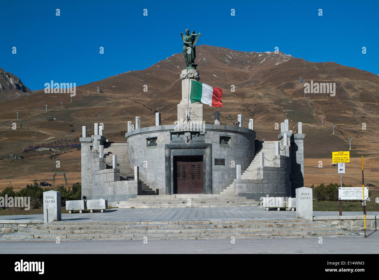 Mémorial pour commémorer les soldats morts au cours de la Première Guerre mondiale, ossuaire, construit sous Mussolini, Passo del Tonale, Trentino Banque D'Images