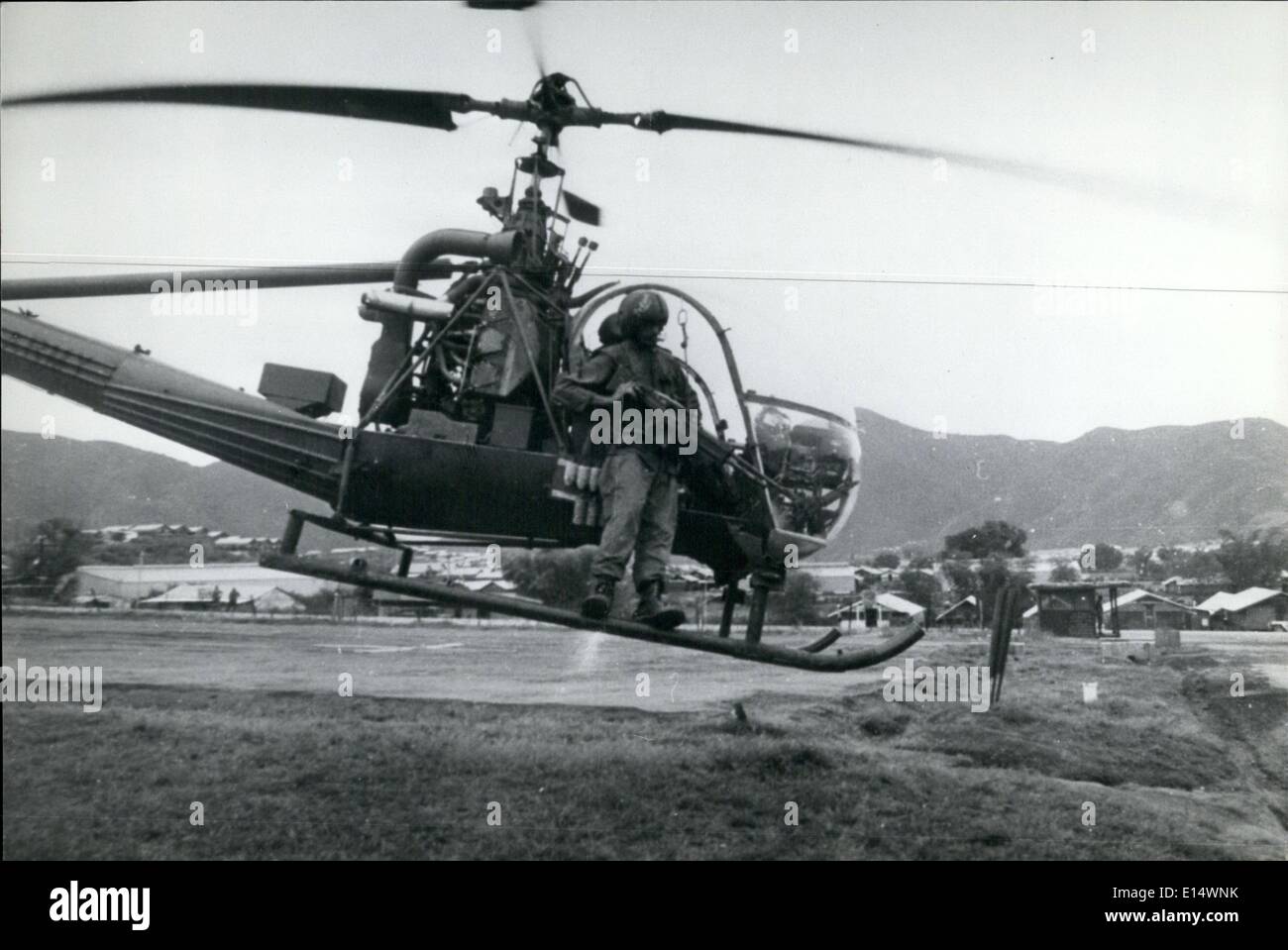 Avril 18, 2012 - La Perche Perilious : un petit hélicoptère d'observation aux États-Unis takles au loin sur une mission exploratoire dans la région de Da Nang avec une machine gunner debout sur les patins d'atterrissage comme il n'y a pas de place pour lui dans le poste de pilotage. Le petit chopper qui a une vitesse de plus de 80 nœuds, est utilisé pour l'artillerie à radio blast au suspect Viet Cong cibles. Banque D'Images