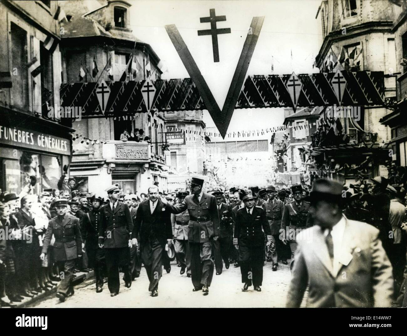 Septembre 26, 2012 - Le Général de Gaulle est venu à Bayeux pour le 2e anniversaire du débarquement sur les plages de Normandie, ainsi que pour l'inauguration d'un site commémoratif à l'endroit même où il fait son premier discours. Blonde Brigitte Bardot qui souhaitent téléspectateurs heureux Banque D'Images