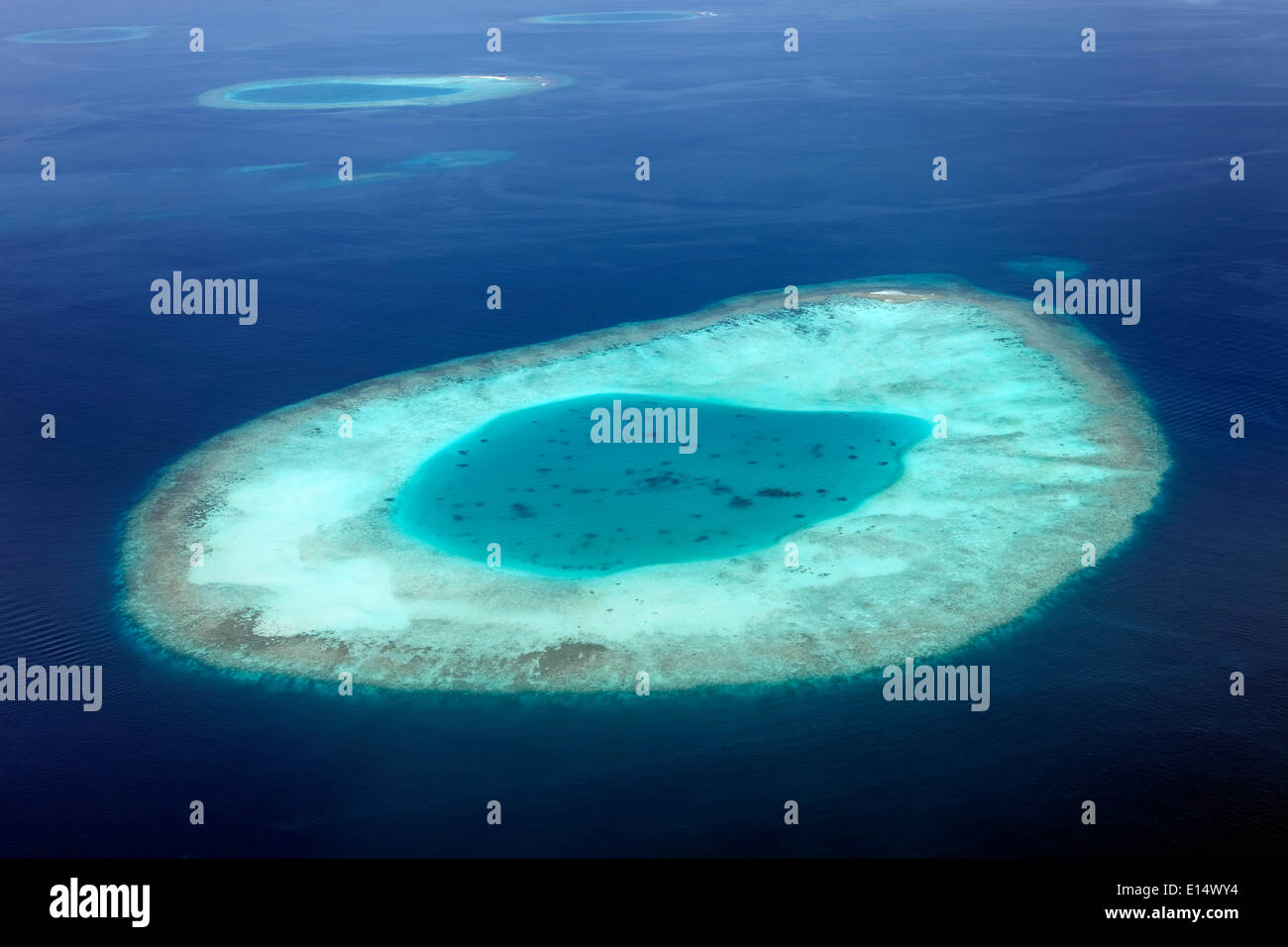Vue aérienne, l'île engloutie et de récifs coralliens, de l'Océan Indien, les Maldives Banque D'Images