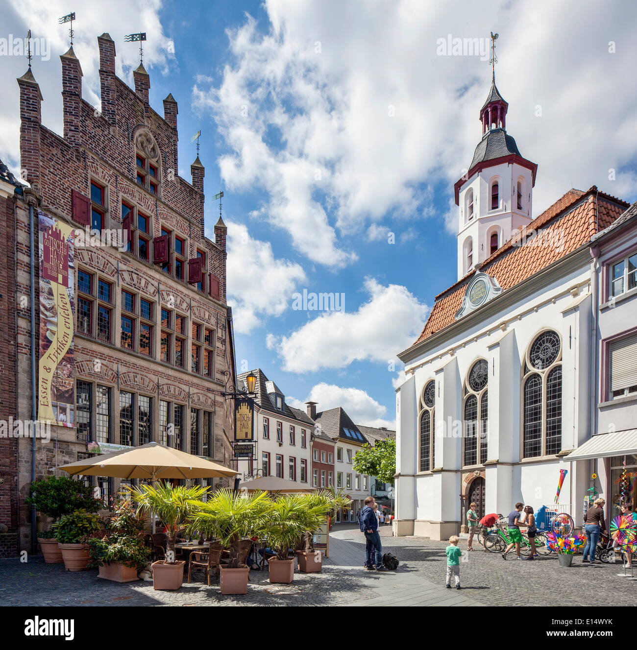 L'Eglise protestante et 'Gothic House' de 1540, Markt, Xanten, Bas-rhin, Rhénanie du Nord-Westphalie, Allemagne Banque D'Images