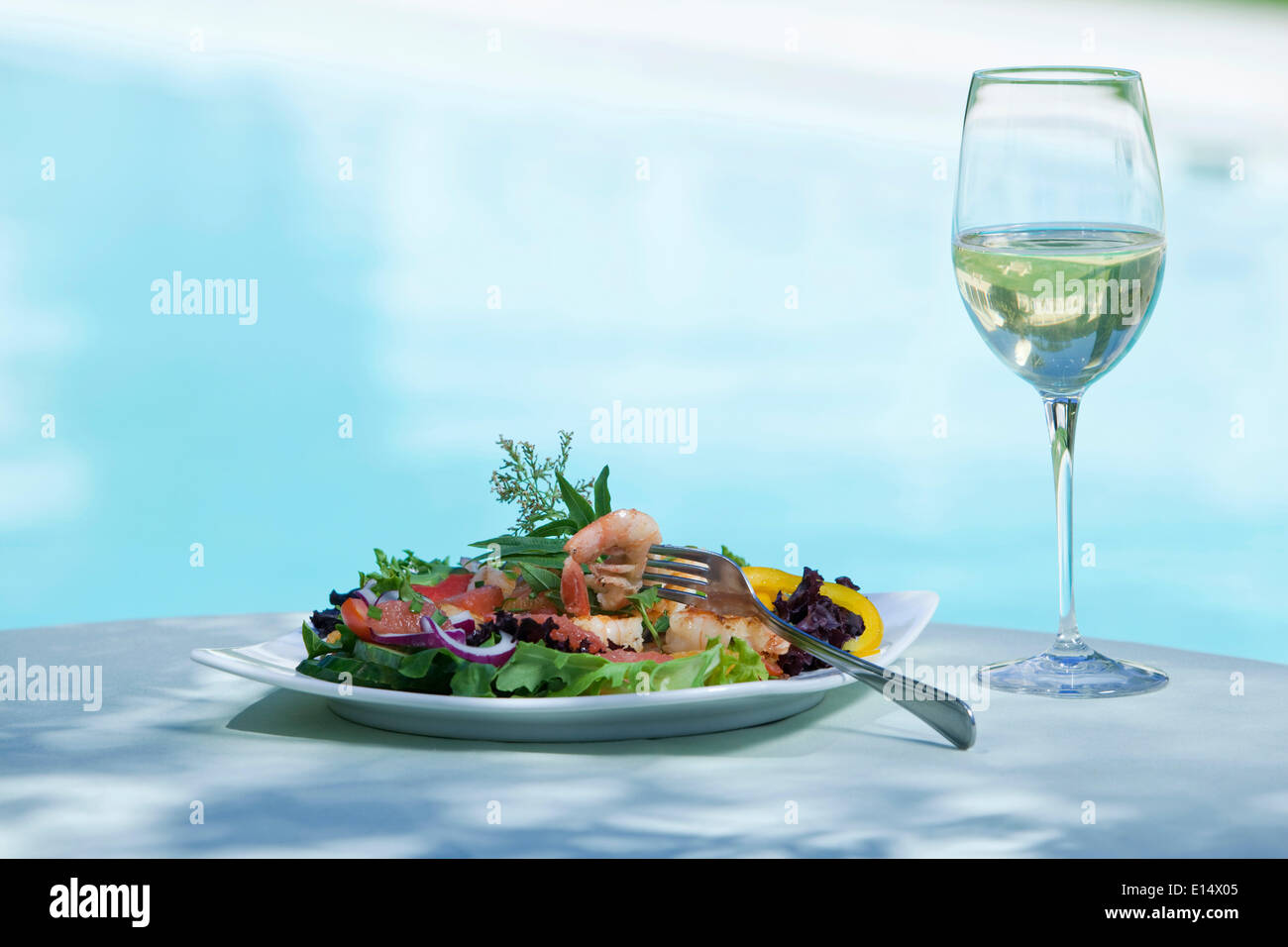 Salade de crevettes servi avec un verre de vin Banque D'Images