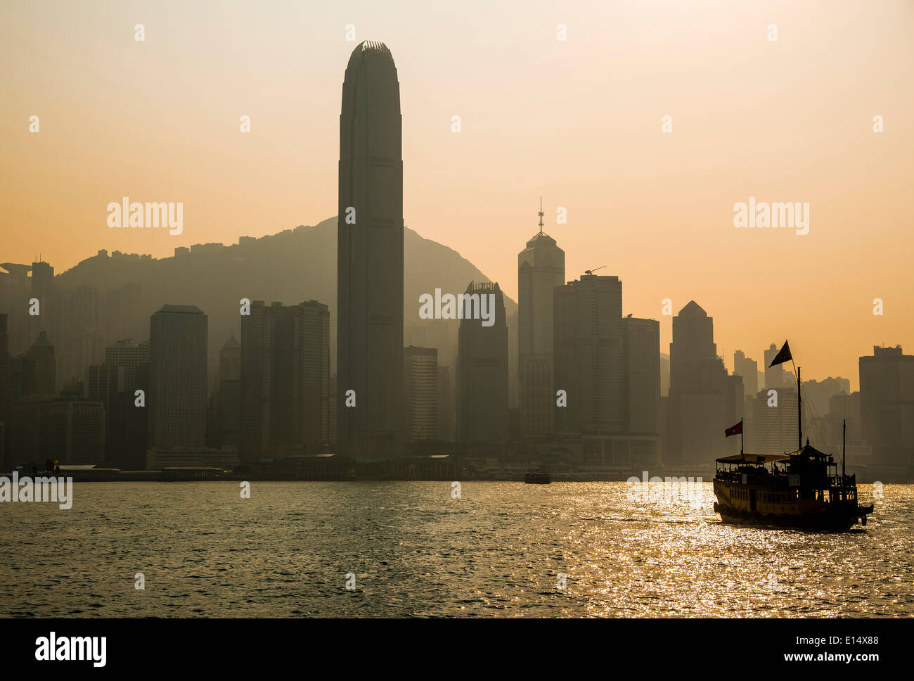 Junk en face de la skyline de l'île de Hong Kong avec les deux gratte-ciel International Finance Centre, 2, en face de l'IFC Banque D'Images