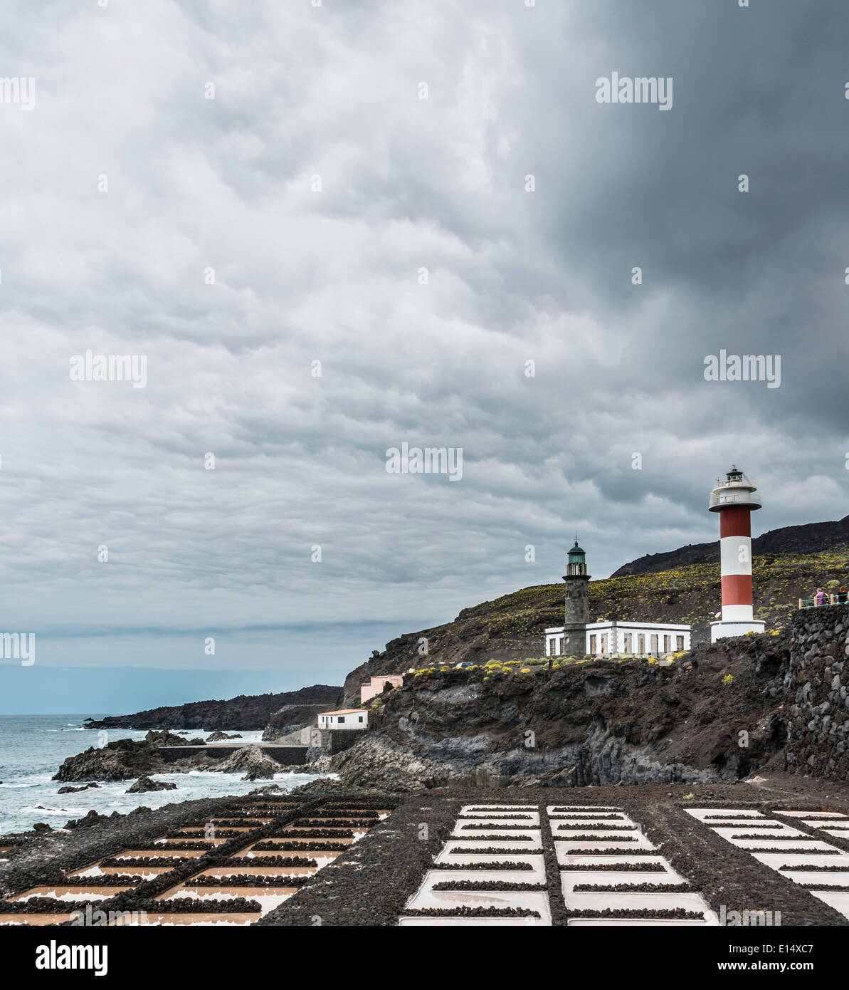 Les étangs d'évaporation de sel Teneguía Salinas, vieux et nouveau phare, sur le cap du sud de Punta de Fuencaliente, La Palma Banque D'Images