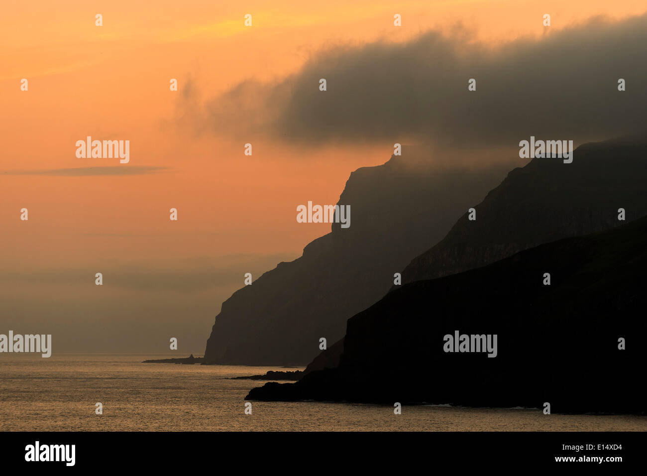 Côte ouest dans la lumière du soir, Suðuroy, îles Féroé, Danemark Banque D'Images Côte ouest dans la lumière du soir, Suðuroy, îles Féroé, Danemark Banque D'Images