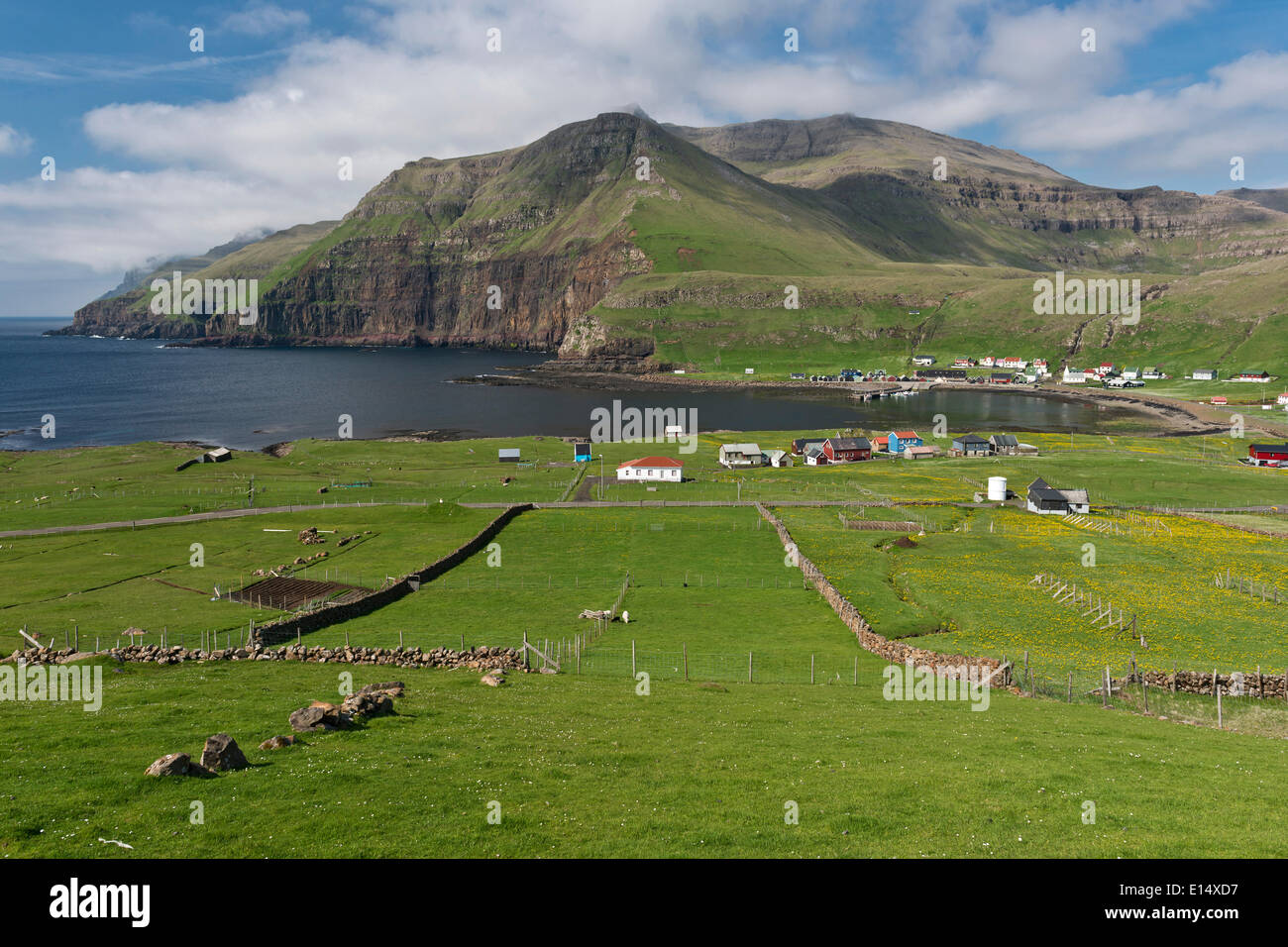 Le village de Fámjin, côte ouest de Suðuroy, îles Féroé, Danemark Banque D'Images