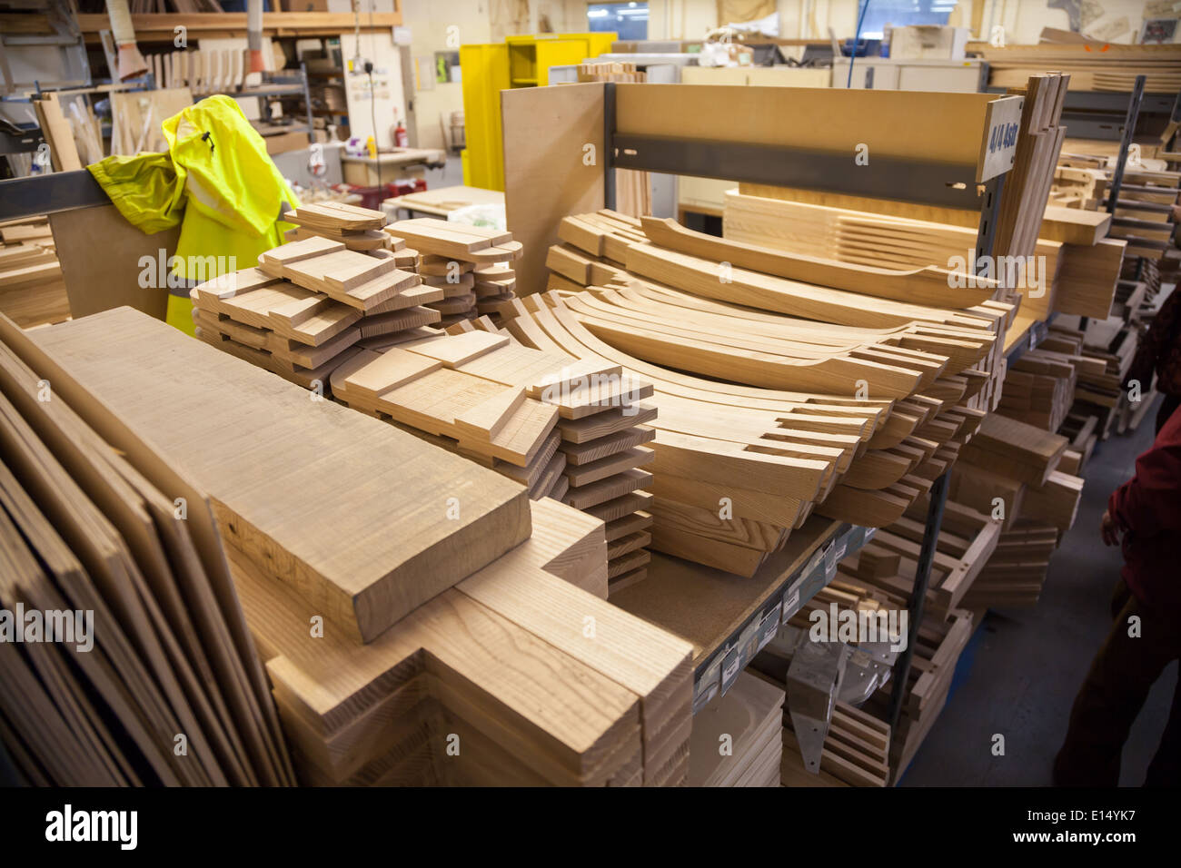 Les parties en bois de frêne pour le châssis d'une voiture en cours de construction à l'usine automobile Morgan Motors Banque D'Images