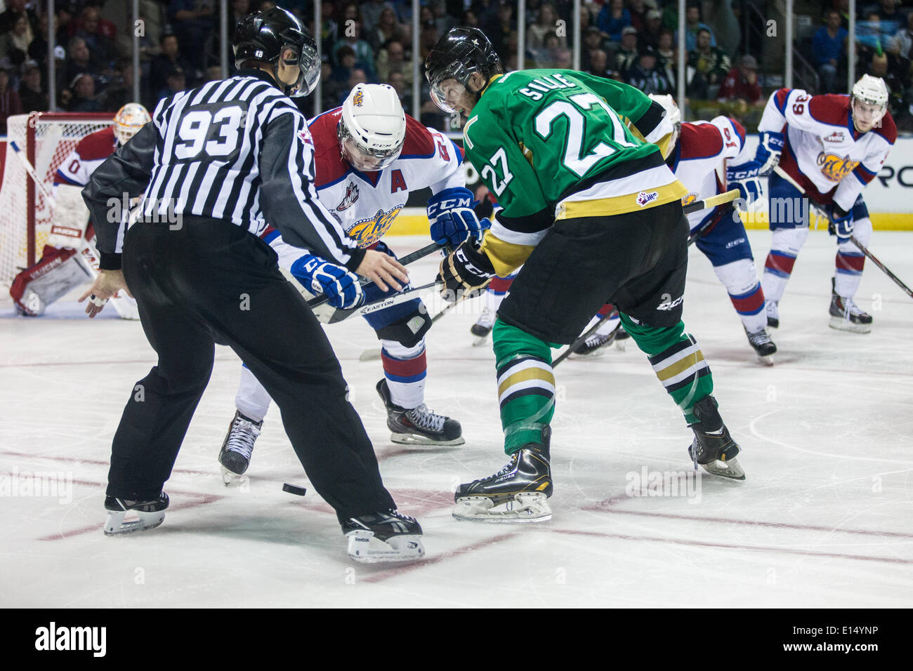 Une troisième période au jeu entre les Oil Kings d'Edmonton et le Val-d'Or Foreurs à la coupe Memorial 2014 le 20 mai 2014, à London, en Ontario, Canada. Val-d'Or Foreurs a poursuivi en bataille au retour d'un déficit de deux buts pour gagner le match en prolongation. Banque D'Images Une troisième période au jeu entre les Oil Kings d'Edmonton et le Val-d'Or Foreurs à la coupe Memorial 2014 le 20 mai 2014, à London, en Ontario, Canada. Val-d'Or Foreurs a poursuivi en bataille au retour d'un déficit de deux buts pour gagner le match en prolongation. Banque D'Images