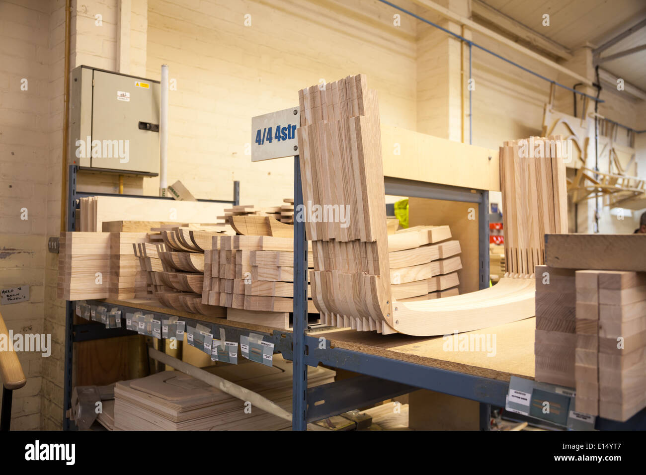 Les parties en bois de frêne pour le châssis d'une voiture en cours de construction à l'usine automobile Morgan Motors Banque D'Images