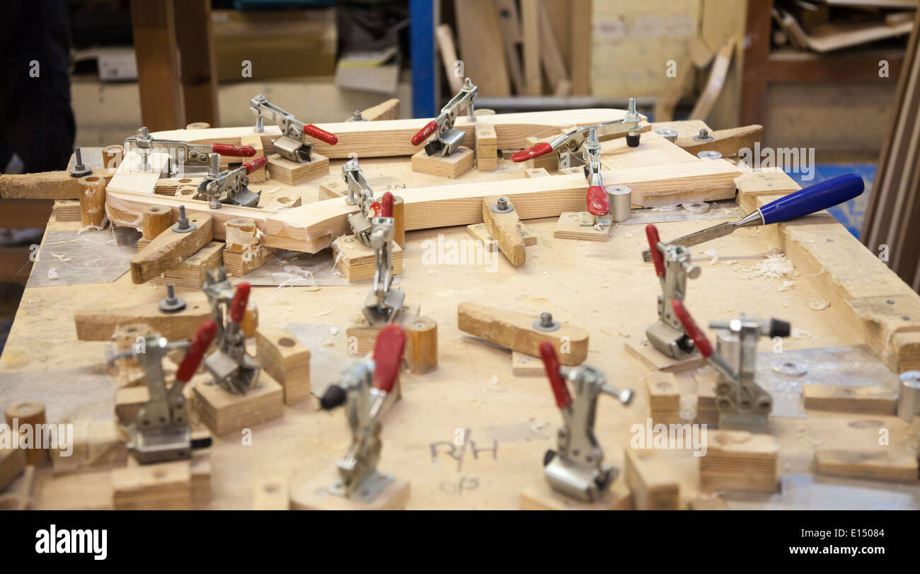 Les parties en bois de frêne pour le châssis d'une voiture en cours de construction à l'usine automobile Morgan Motors Banque D'Images