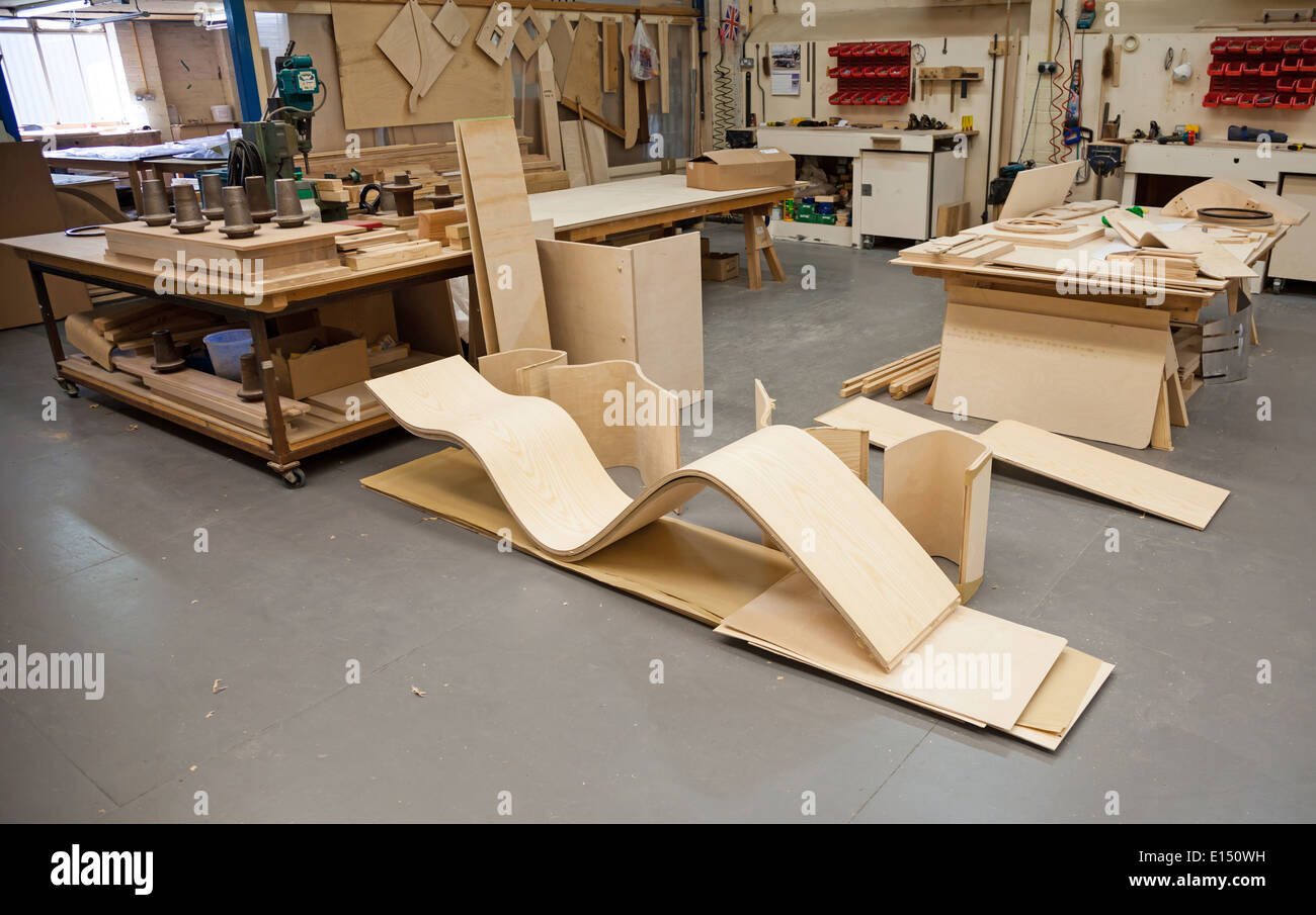 Les parties en bois de frêne pour le châssis d'une voiture en cours de construction à l'usine automobile Morgan Motors Banque D'Images