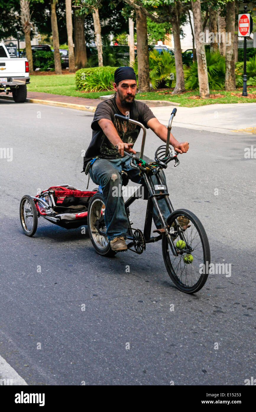 Mâle adulte équitation un vélo fait sur mesure pour ressembler à une Harley Chopper Banque D'Images