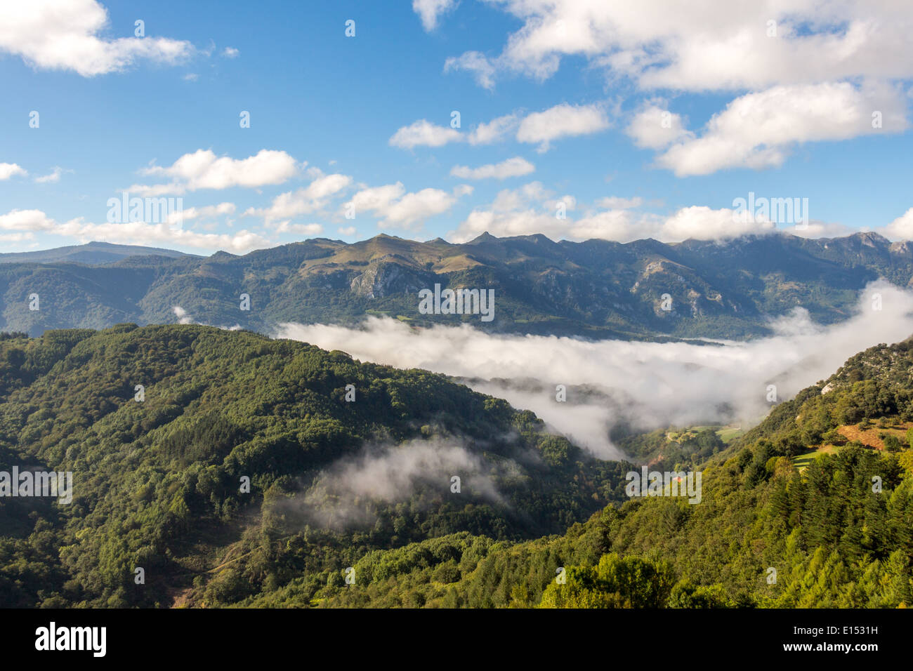 Vue paysage avec des nuages et des montagnes dans les Pyrénées espagnoles Banque D'Images