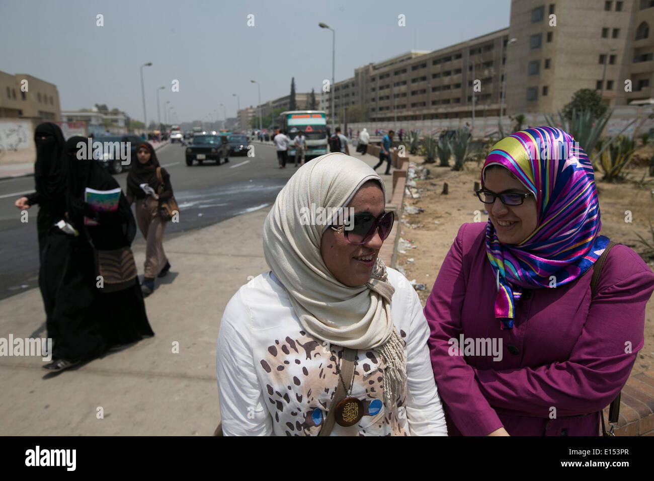 Le Caire, Égypte. 22 mai, 2014. Les étudiants de l'Université Al-Azhar attendre l'autobus sur le campus tout en laissant au Caire, Égypte, 22 mai 2014. Les universités égyptiennes sera fermé du 22 au 31 mai en raison de l'élection présidentielle, selon le site web de l'Ahram. Credit : Cui Xinyu/Xinhua/Alamy Live News Banque D'Images