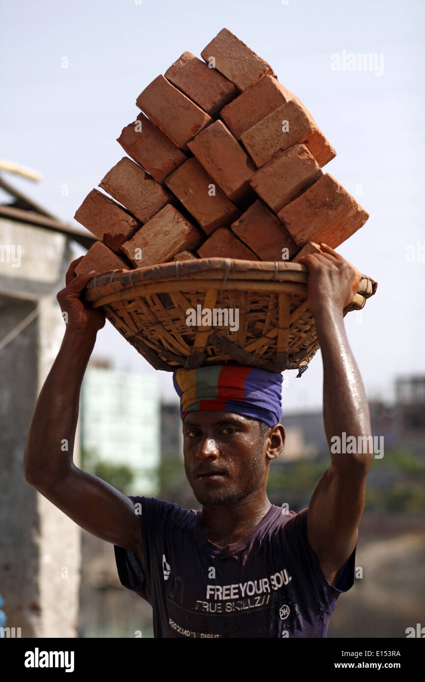 Dhaka, Bangladesh. 22 mai 2014. Un jour humide de sueur du travail profusément causes de chaleur de l'été.Sous un soleil de plomb, la vie n'a peut être pas été de rester immobile.Fête du travail sont confrontés à la chaleur au sérieux.Ils ont été mouillés par la sueur abondamment.Parfois, ils s'endormir pour la fatigue. Zakir Hossain Chowdhury Crédit :/NurPhoto ZUMAPRESS.com/Alamy/Live News Banque D'Images