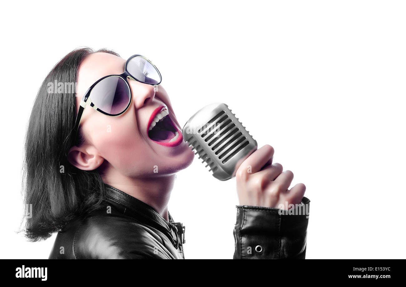 La chanteuse de rock et microphone isolated on white Banque D'Images