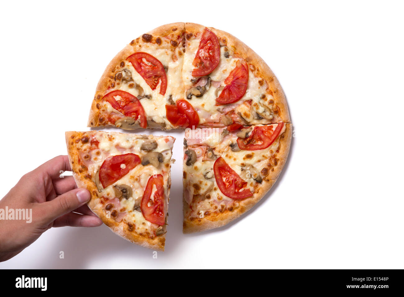 Cueillette à la main des hommes de délicieuses pizza slice, studio shot sur  fond blanc avec ombre naturelle Photo Stock - Alamy