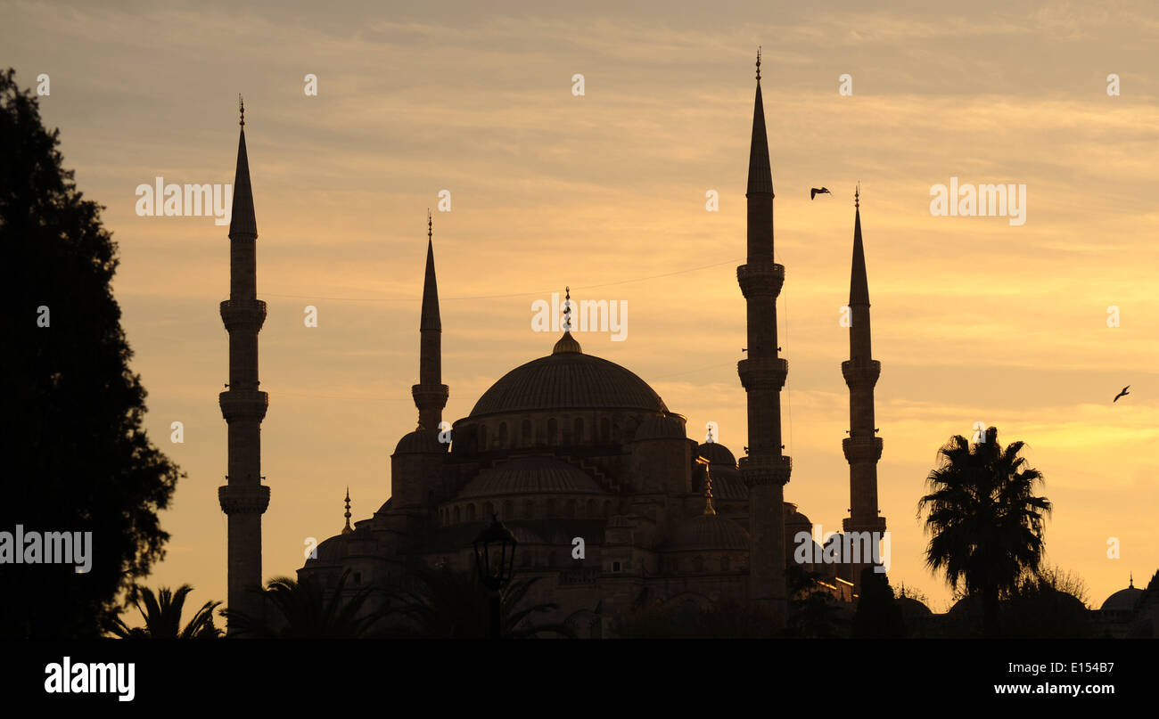 La Turquie. Istanbul. Mosquée Sultan Ahmed ou Mosquée bleue. Construit de 1609 à 1616. Sedefkar Mehmed Agha, architecte. Le coucher du soleil. Banque D'Images